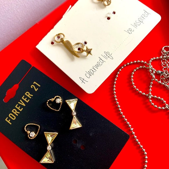 Teen jewelry bundle deal!! 11 different pieces of necklaces, and earrings! - Picture 3 of 12